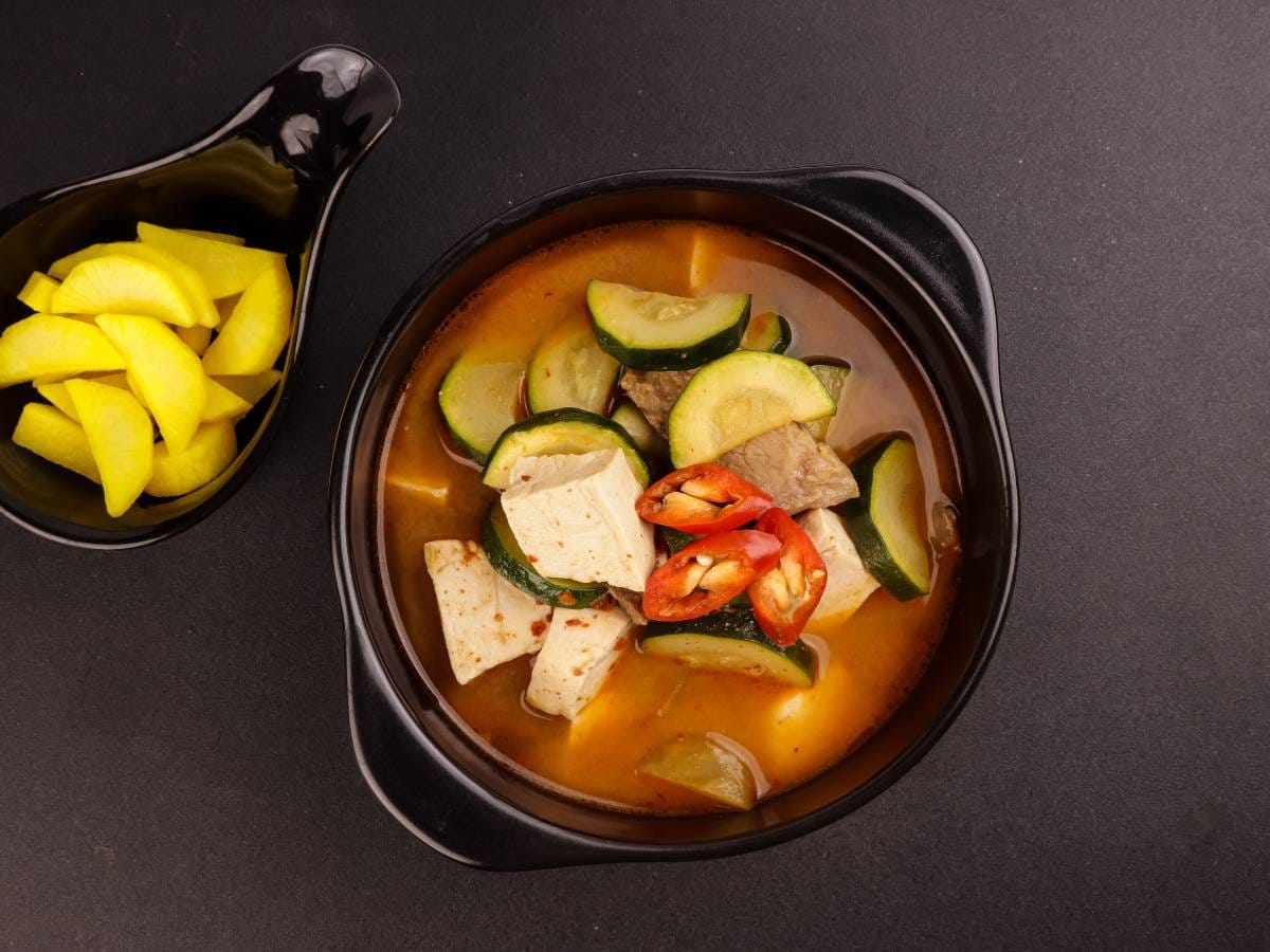Propozycja podania Doenjang Jjigae 3
