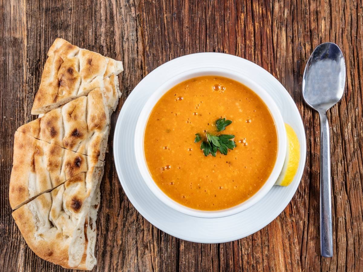 Jak przygotować Ezo Gelin Çorbası (ازو گلين چورباسی), czyli tradycyjną zupę panny młodej z soczewicą i bulgurem? 1 Propozycja podania Ezo Gelin Çorbası 1