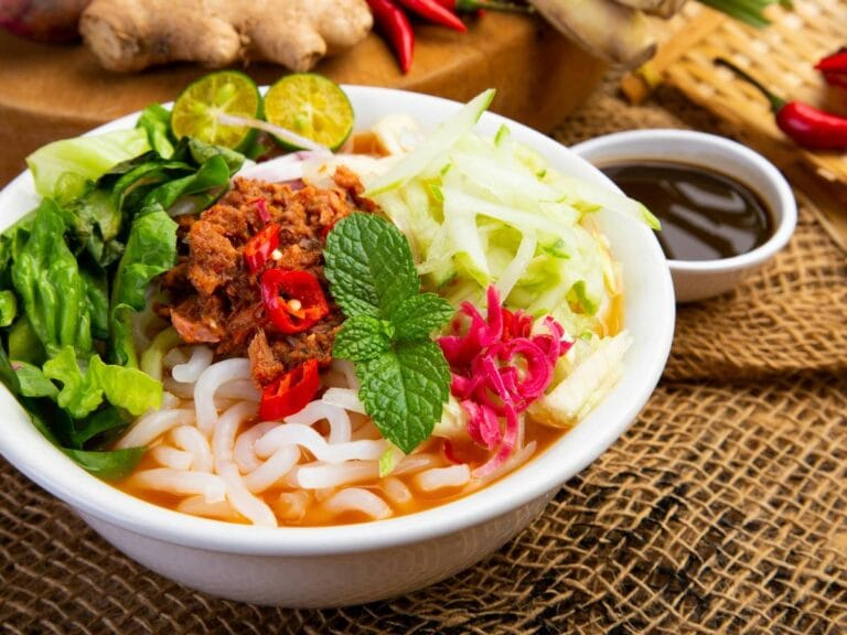 Jak przyrządzić Laksa (Laksa), czyli pikantną zupę z makaronem w mleku kokosowym? 7 Propozycja podania Laksa 3