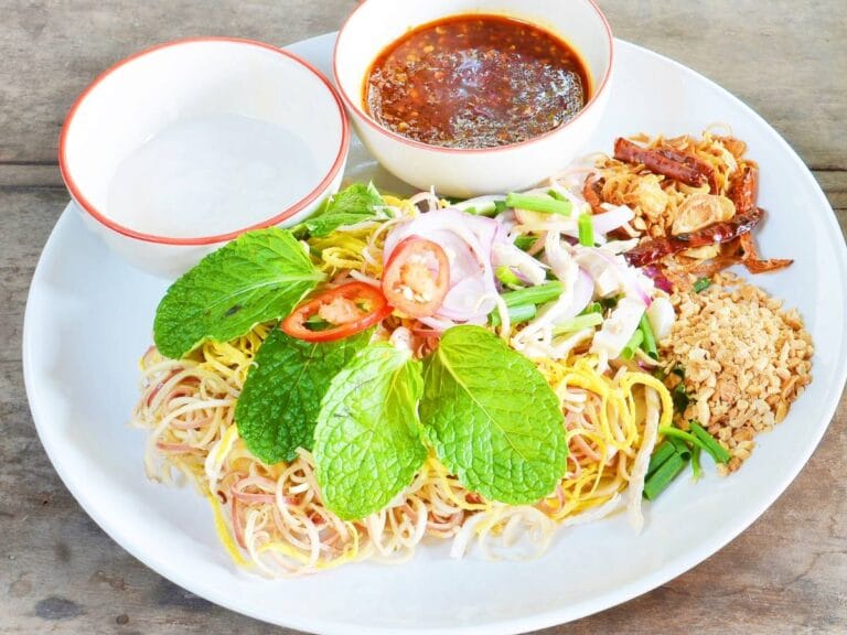 Jak przygotować Nộm Hoa Chuối (Nom Hoa Chuoi), czyli sałatkę z kwiatów bananowca? 6 propozycja podania Nom Hoa Chuoi 3