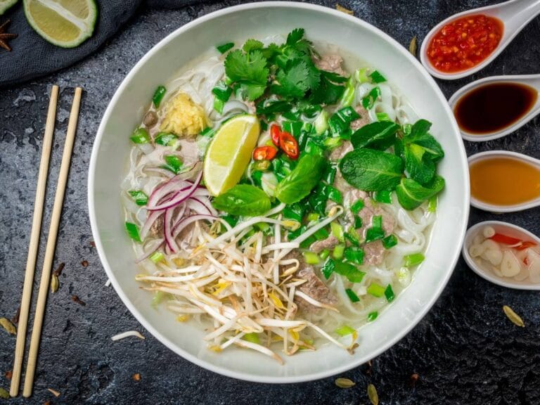 Jak ugotować Pho Bo (Phở Bò), czyli aromatyczną zupę wołową z makaronem ryżowym i ziołami? 9 propozycja podania zupy Pho Bo 3