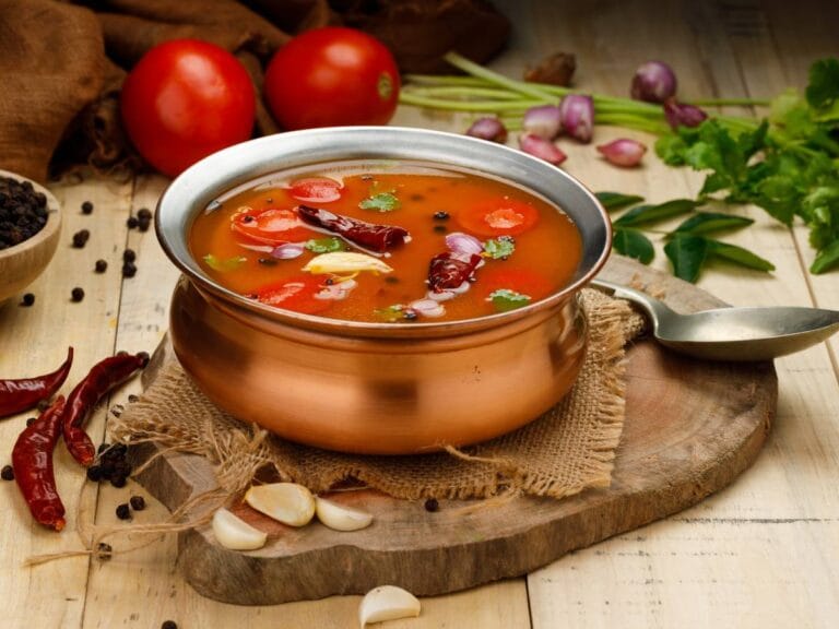 Jak przyrządzić Rasam (रसम), czyli pikantno-kwaśną zupę z tamaryndowcem z południowych Indii? 10 Propozycja podania rasam 2