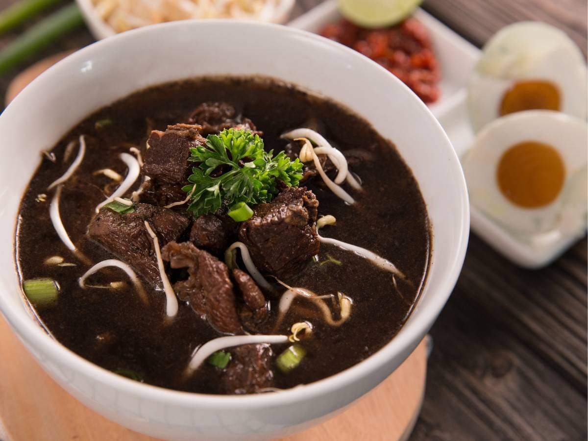 Jak ugotować Rawon (Rawon), czyli ciemną zupę wołową z keluak? 1 propozycja podania Rawon 1