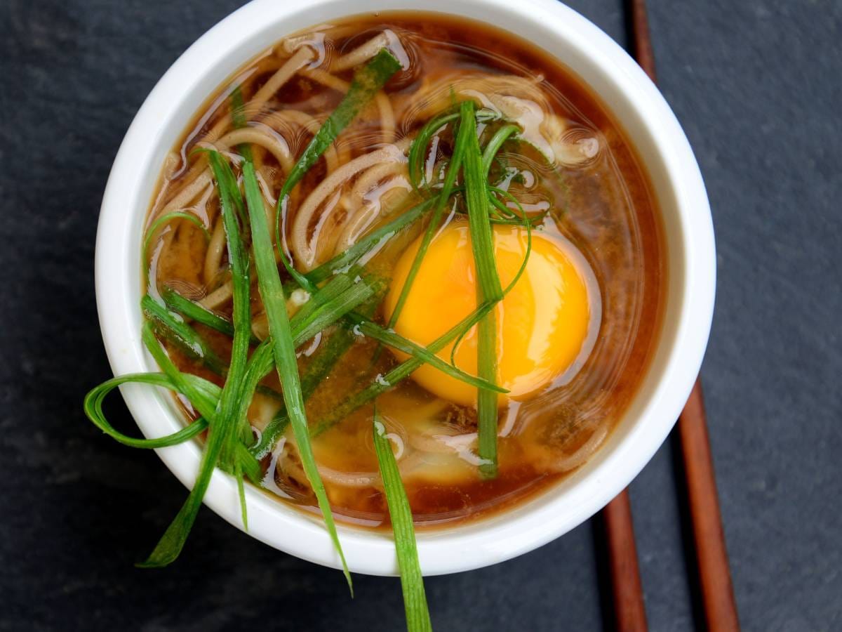 Jak zrobić Soba (そば), czyli zupę z makaronem gryczanym w lekkim bulionie? 1 Propozycja podania Soba 3