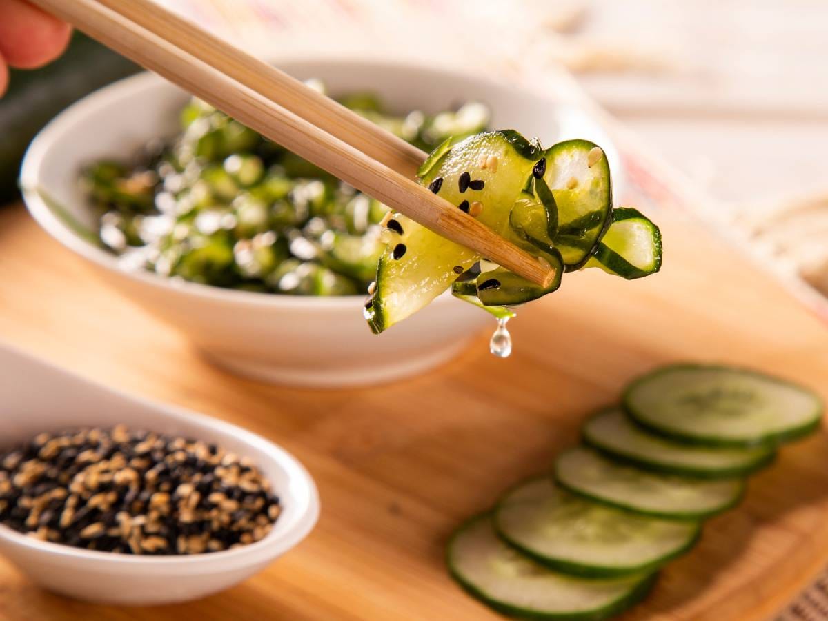 Jak przygotować Sunomono (すのもの), czyli orzeźwiającą sałatkę z ogórka z octem i sosem sojowym? 1 Propozycja podania Sunomono 3