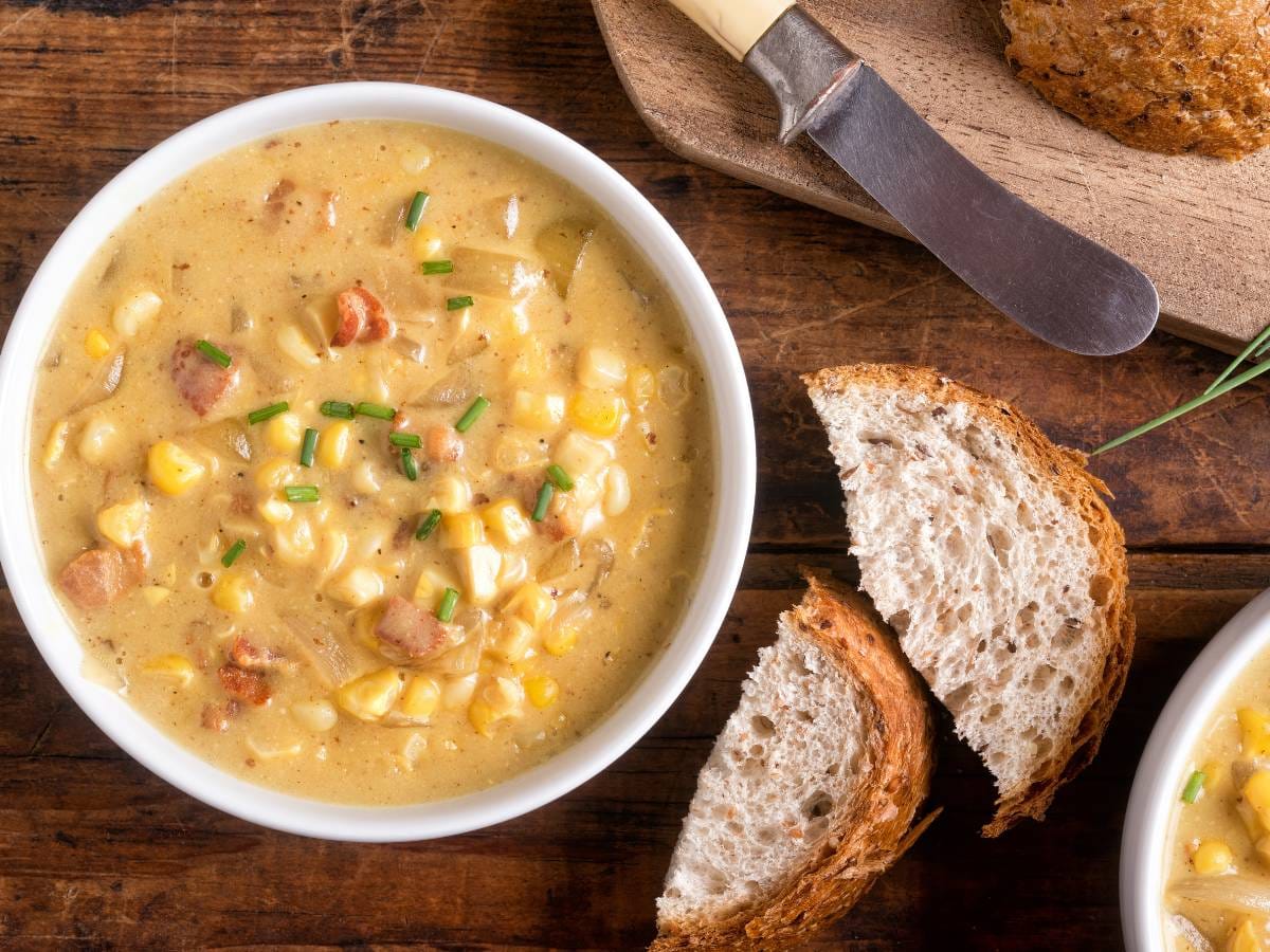 Propozycja podania zupy z kurczaka i kukurydzy 1