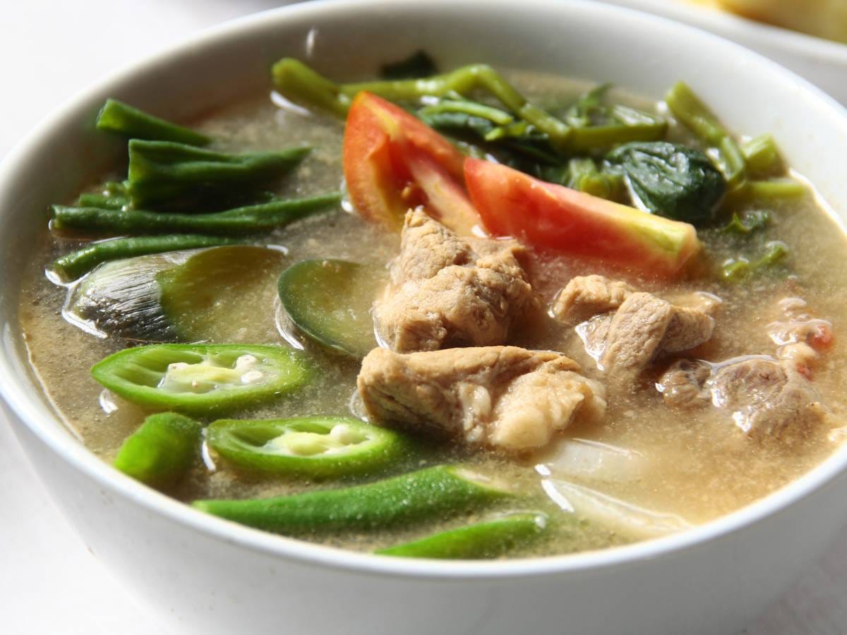 Jak ugotować Sinigang (Sinigang), czyli kwaśną zupę z tamaryndowcem i mięsem lub owocami morza? 1 propozycja-podania-Sinigang.1