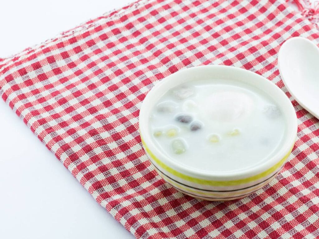 Jak zrobić Bua Loy (บัวลอย), czyli kolorowe kuleczki ryżowe w słodkim mleku? 3 Propozycja podania Bua Loy 3