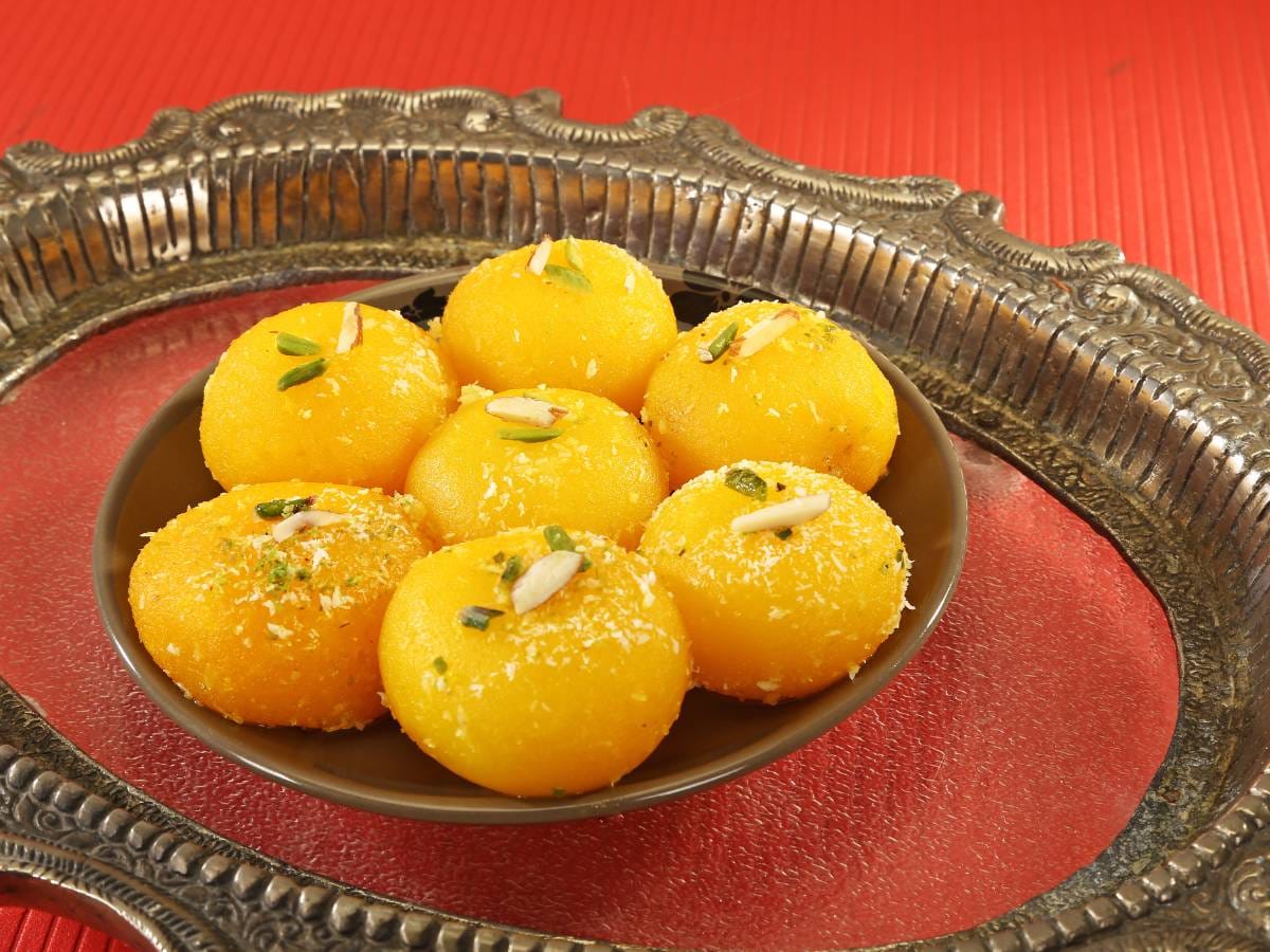 Jak przygotować Rasgulla (रसगुल्ला), czyli miękkie serowe kulki w słodkim syropie? 1 Propozycja podania Rasgulla 3