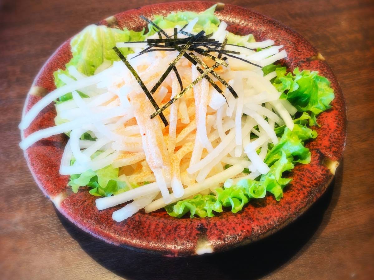 Jak przygotować Daikon Salad (大根サラダ), czyli sałatkę z rzodkwi z dressingiem ponzu? 1 Propozycja podania Daikon Salad 1