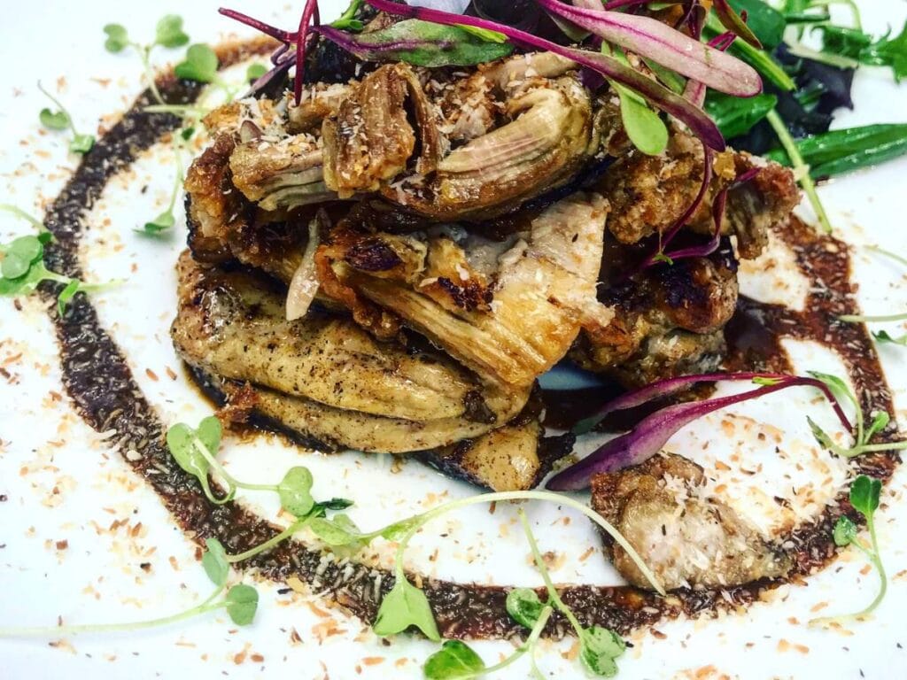 Jak przygotować Ensaladang Talong, czyli sałatkę z grillowanego bakłażana z pomidorami i cebulą? 3 Ciekawa propozycja podania Ensaladang Talong