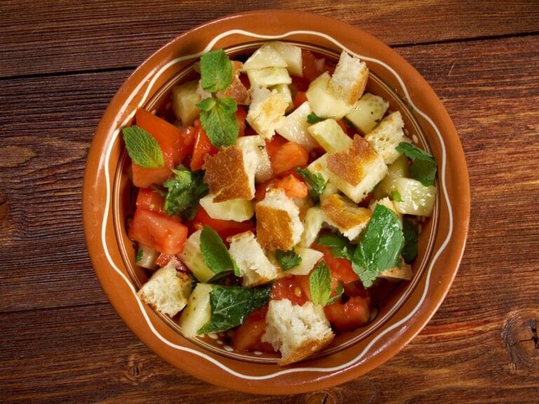 Jak przygotować Fattoush, czyli sałatkę z mieszanych zielenin z chrupiącym pieczywem pita? 4 Interesująca propozycja podania Fattoush