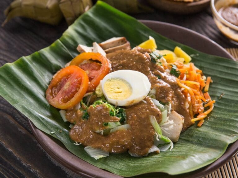 Ciekawa propozycja podania sałatki Gado - gado