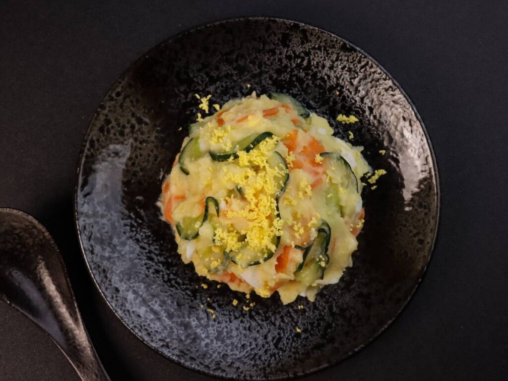 Propozycja podania Gamja Salad