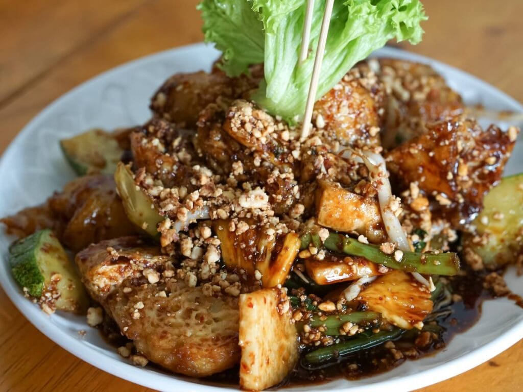 Jak przygotować Rojak, czyli sałatkę z owoców i warzyw z sosem z pasty krewetkowej? 3 Ciekawa propozycja podania rojak