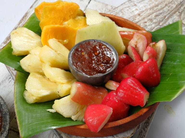 Jak przygotować Rojak, czyli sałatkę z owoców i warzyw z sosem z pasty krewetkowej? 6 Interesująca propozycja podania rojak