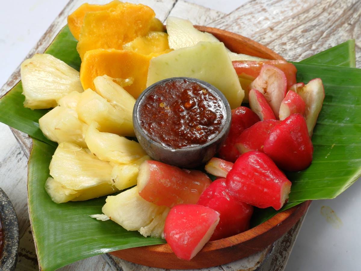 Jak przygotować Rojak, czyli sałatkę z owoców i warzyw z sosem z pasty krewetkowej? 1 Interesująca propozycja podania rojak