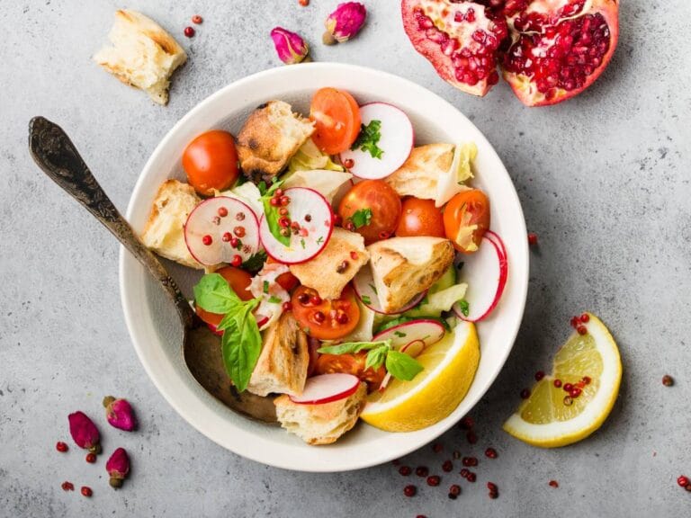 Propozycja podania sałatki Fattoush