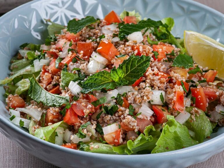 Jak przygotować Lebanese Salata, czyli posiekaną sałatkę warzywną z cytryną i oliwą? 6 Ciekawa propozycja podania Lebanese Salata