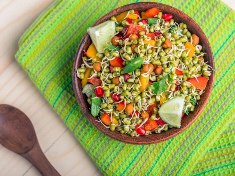 Jak przygotować Sprouted Moong Salad, czyli sałatkę z kiełków mung z warzywami? 3 Propozycja podania sprouted moong salad