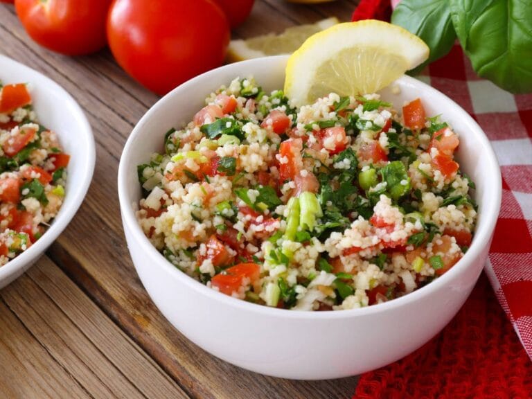 Jak przygotować Tabbouleh, czyli sałatkę z pietruszki, pomidorów i bulguru? 7 Podpozycja podania sałatki tabbouleh