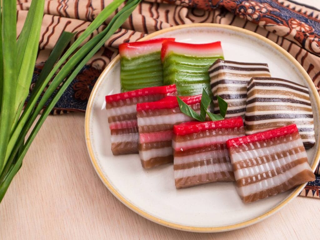 Jak przyrządzić Kuih Lapis (Kuih Lapis), czyli kolorowy, warstwowy deser? 3 Ciekawa propozycja podania Kuih Lapis