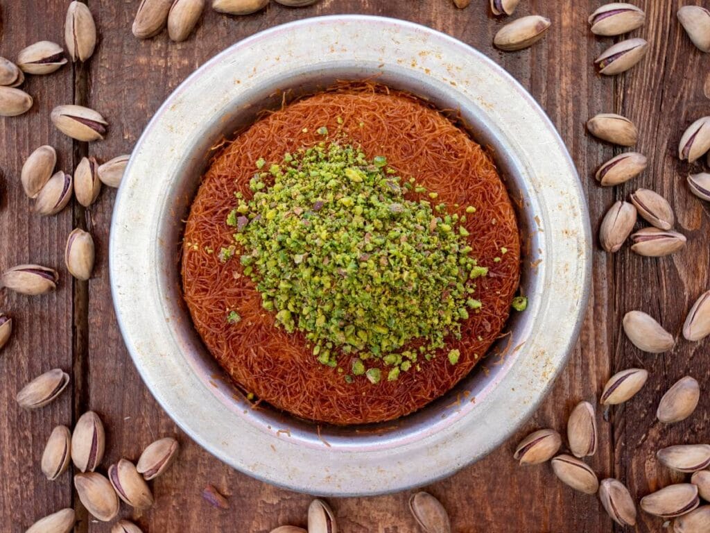 Jak zrobić Kunafę (كنافة), czyli serowy deser z kruszonką i syropem? 2 Propozycja podania Kunafę