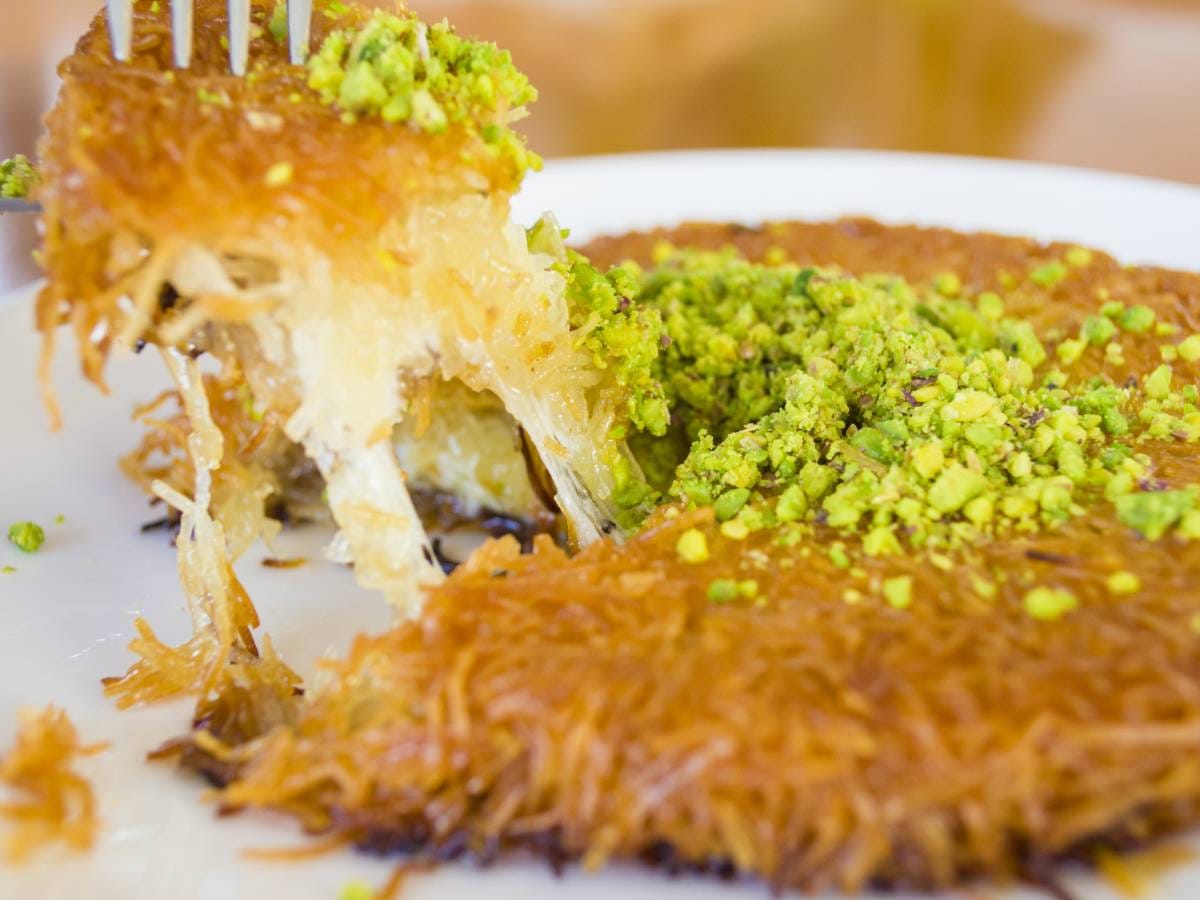 Jak zrobić Kunafę (كنافة), czyli serowy deser z kruszonką i syropem? 1 Ciekawa propozycja podania Kunafę