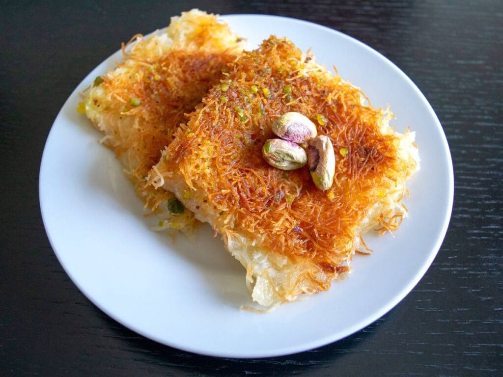 Jak zrobić Kunafę (كنافة), czyli serowy deser z kruszonką i syropem? 3 Interesująca propozycja podania Kunafę