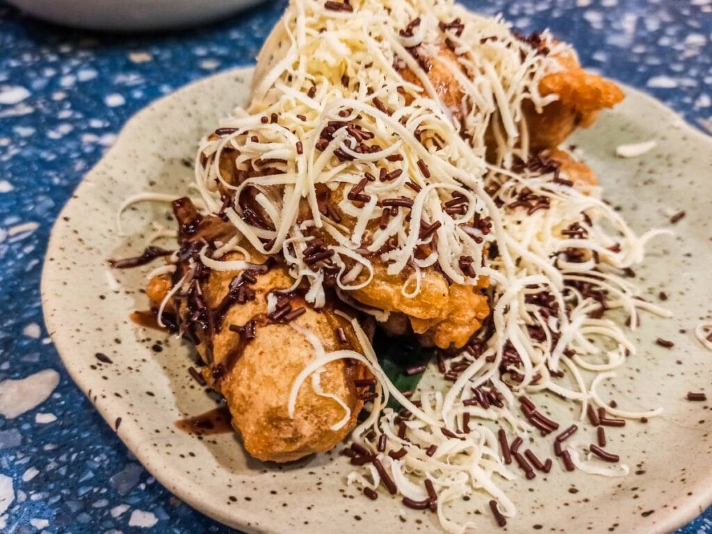 Jak przyrządzić Pisang Goreng (Pisang Goreng), czyli smażone banany w cieście? 3 Ciekawa propozycja podania Pisang Goreng