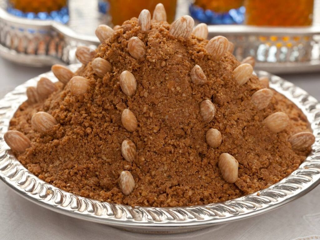 Jak zrobić Sellou (سلّو), czyli mączną przekąskę z orzechami i przyprawami? 2 Propozycja podania Sellou