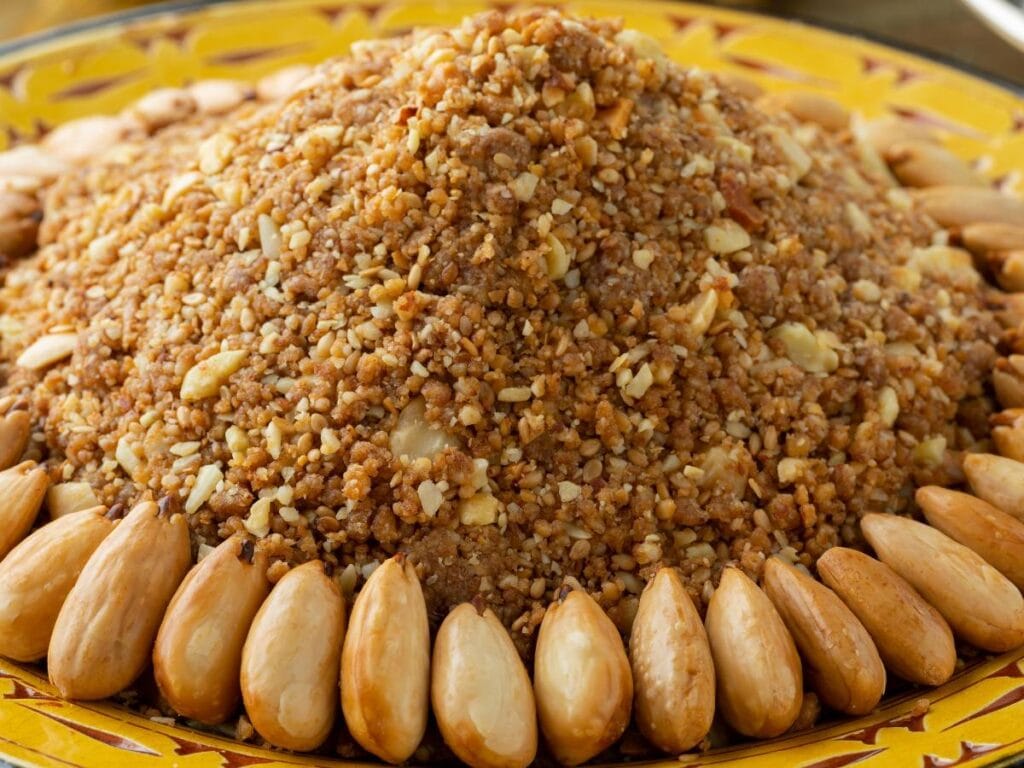 Jak zrobić Sellou (سلّو), czyli mączną przekąskę z orzechami i przyprawami? 3 Ciekawa propozycja podania Sellou